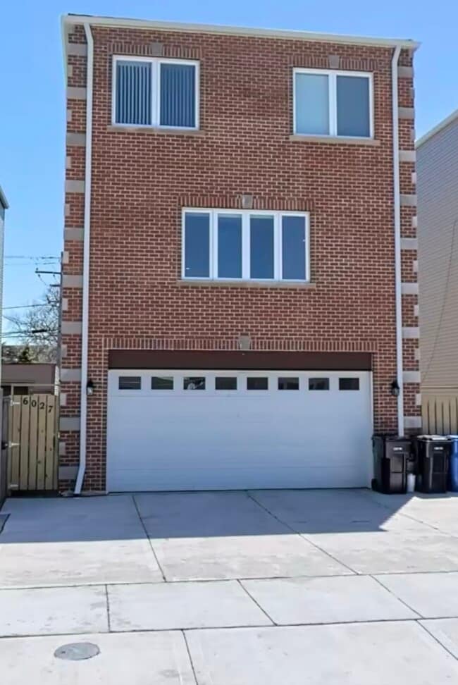 Building Photo - 6027 W Giddings St