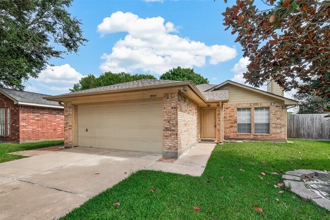 Building Photo - 15518 Town Green Dr