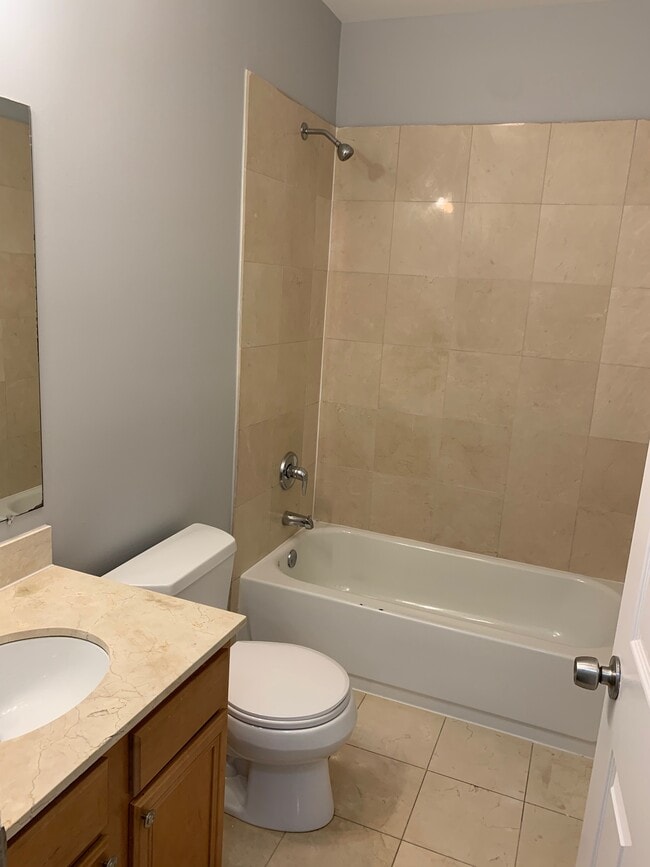 segundo baño - 2327 S Sawyer Ave Unidad 2nd floor B