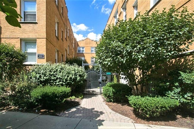 Building Photo - 622 W Roscoe St Unit 1N