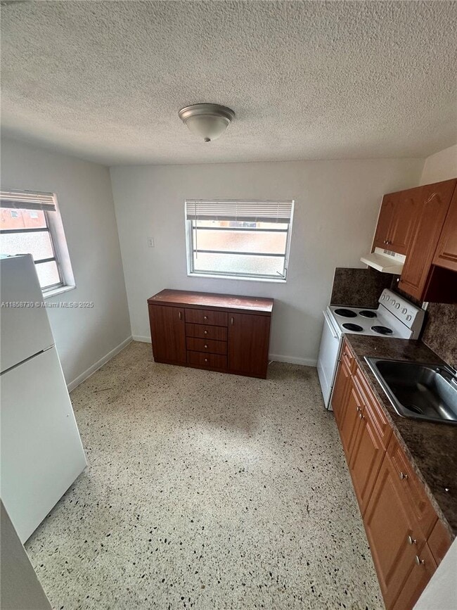 Building Photo - 720 W 16th St Unit 12 Rental