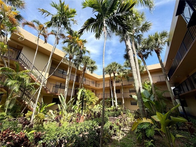 Building Photo - 10875 SW 112th Ave Unit 115