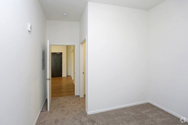 1BR, 1BA - 876 SF