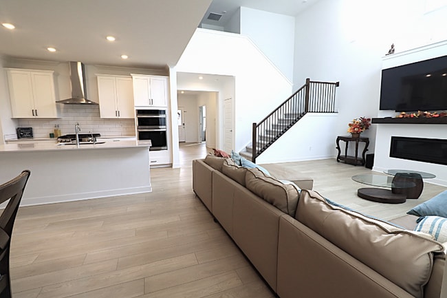 Photo - 15436 Manderley St