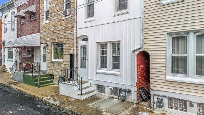 Building Photo - 245 Mulberry St Rental