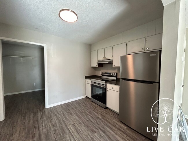 Photo - 215 Pointe S Dr