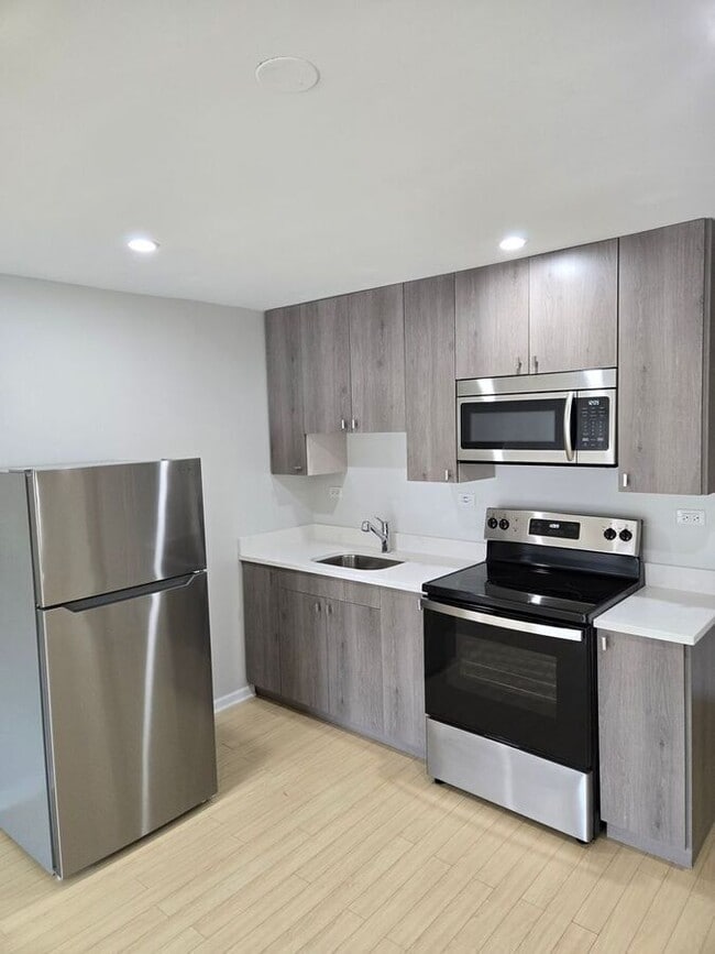 Building Photo - 1917 W 103rd St Unit 202