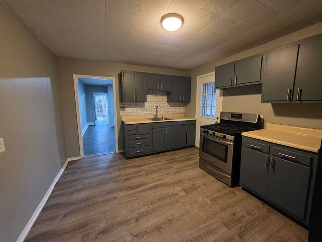 Building Photo - 2 bedroom 1 bath townhouse for rent in the West End