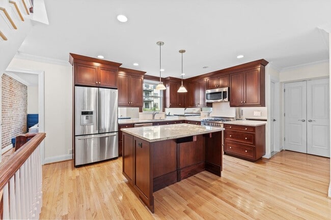 Building Photo - 326 Park Ave Unit 2
