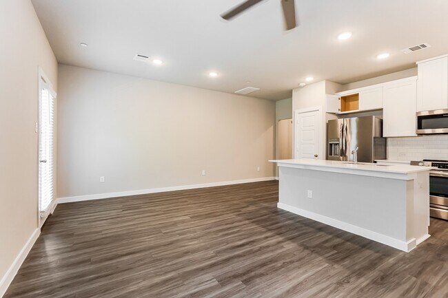 Photo - 305 N Centro Cir