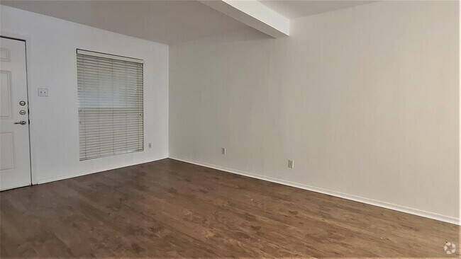 Building Photo - 2021 Bluebonnet Ln Unit 105 Rental