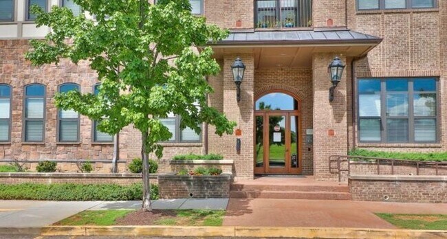 Building Photo - 445 W Blount Ave Unit 314 Rental