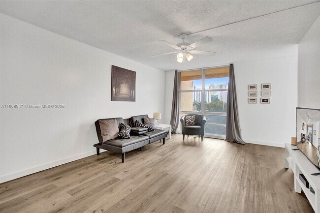 Photo - 200 172nd St Unidad 514