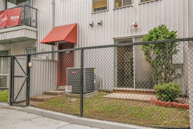 Small Grass yard. Perfect for a pet! - 918 Ruthven St