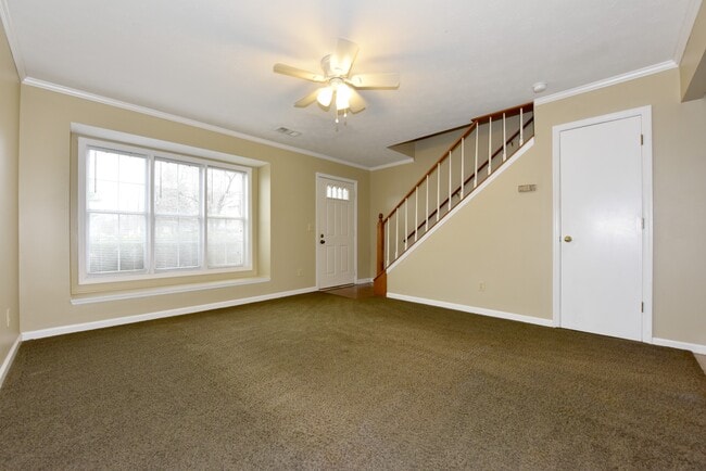 Photo - 1098 Chinook St