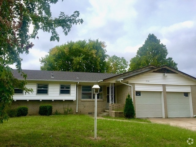 Building Photo - 3 Bedroom 2 Full Bath Home with Fireplace,...