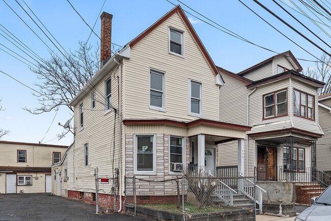 Building Photo - 275 Clinton Pl Unit 1