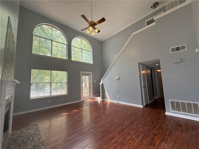Photo - 1024 Wiltshire Way NW