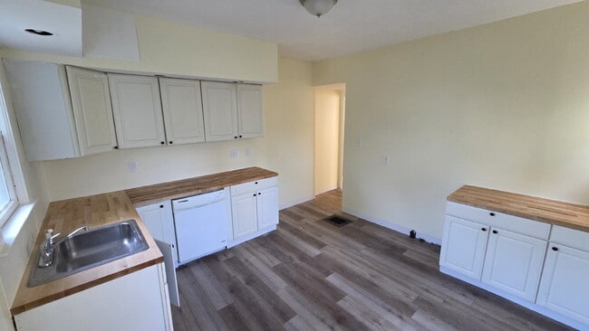 Photo - Move in Special: Security Deposit reduced to $750!!! Limited time!!