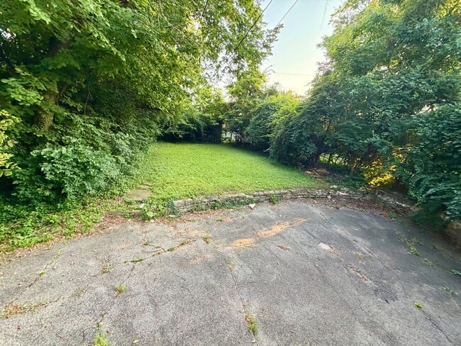Photo - 1750 Avonlea Ave
