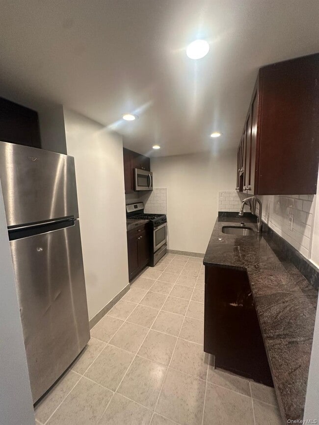 Building Photo - 56-11 Clover Pl Unit 102