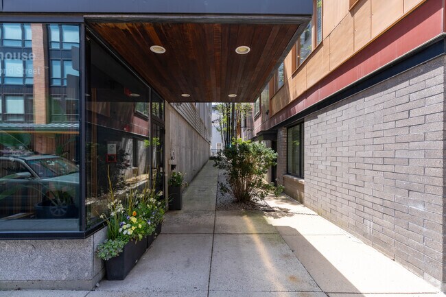 337 W 2nd Street se encuentra en el sur de Boston. - Trolley House