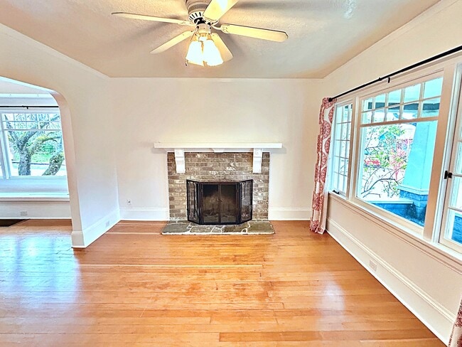 Photo - 858 N Stafford St