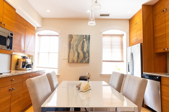 Photo - 1700 V St NW Unidad 4