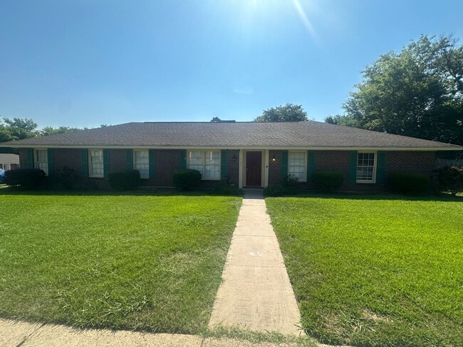 Building Photo - Beautiful home with everything you could want