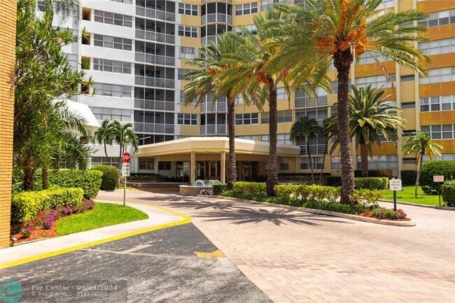 Photo - 100 Golden Isles Dr Unidad 408