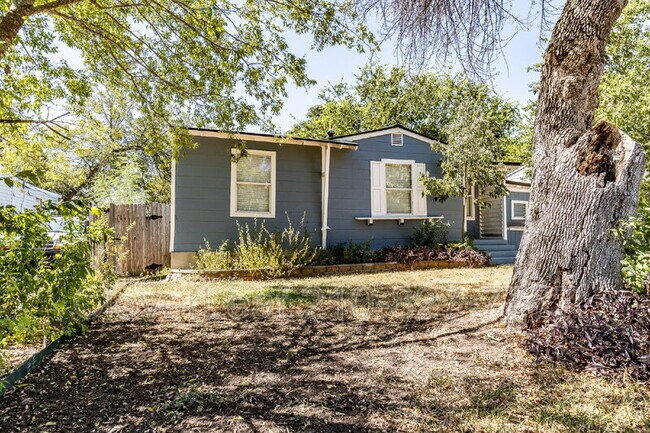 Photo - 210 Harwood Dr