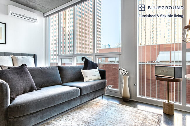 Photo - 108 W Chicago Ave Unidad FL8-ID365