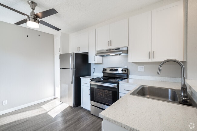 2BR, 1BA - 870SF