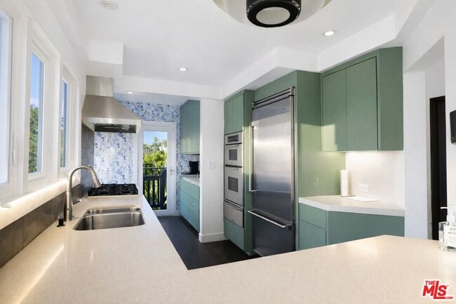 Photo - 8810 Hollywood Blvd