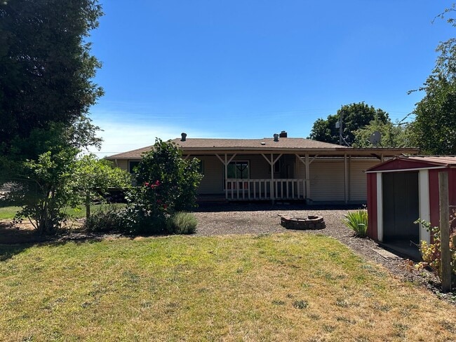 Photo - 4 bedroom, 1 bath Country Home for rent!