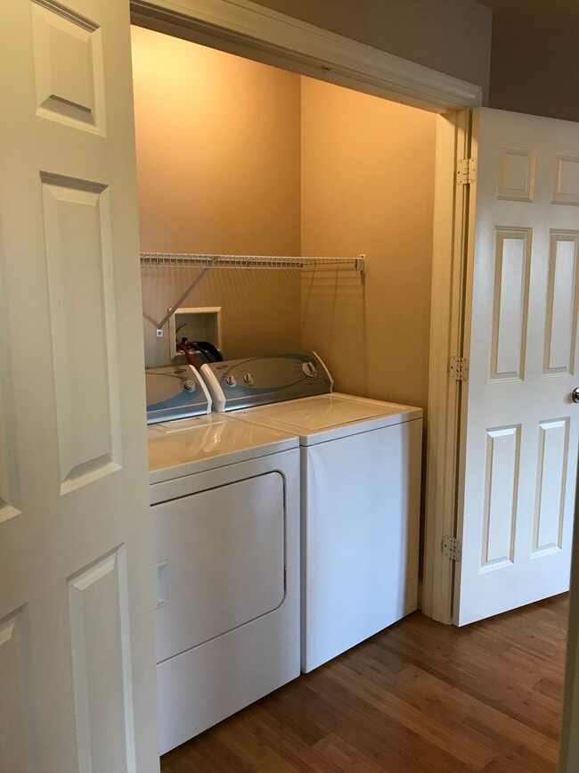 Main floor washer/dryer - 107 Scenic Drive