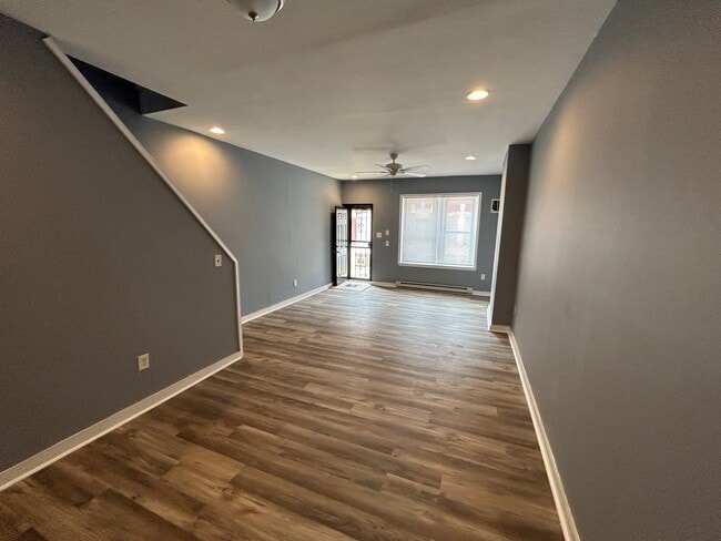 Building Photo - 2615 W Silver St Rental