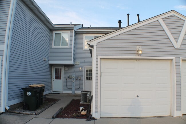 Building Photo - 422 Meadow Green Ln