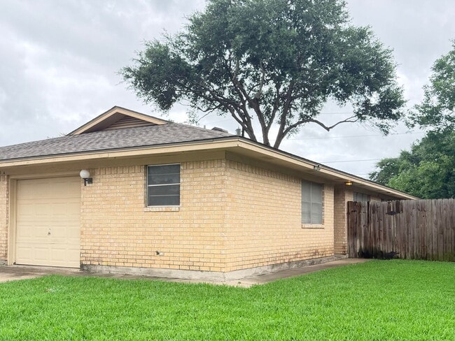 Building Photo - Cozy 2/1.5 with private yard and patio