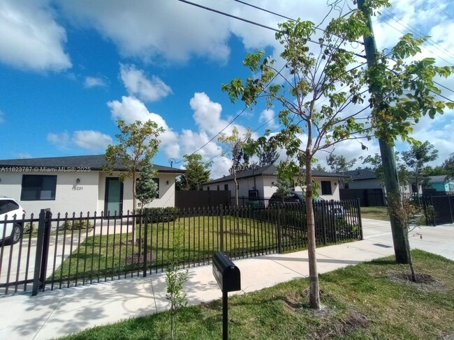 Building Photo - 15221 Railroad Dr Rental