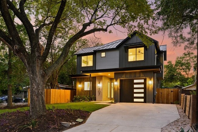 Building Photo - 407 El Paso St