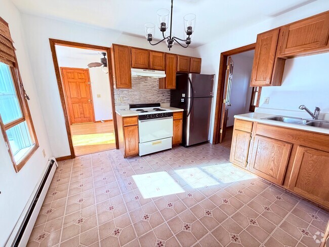 Spacious kitchen - 2718 Pauline Ave Unit 2 Rental