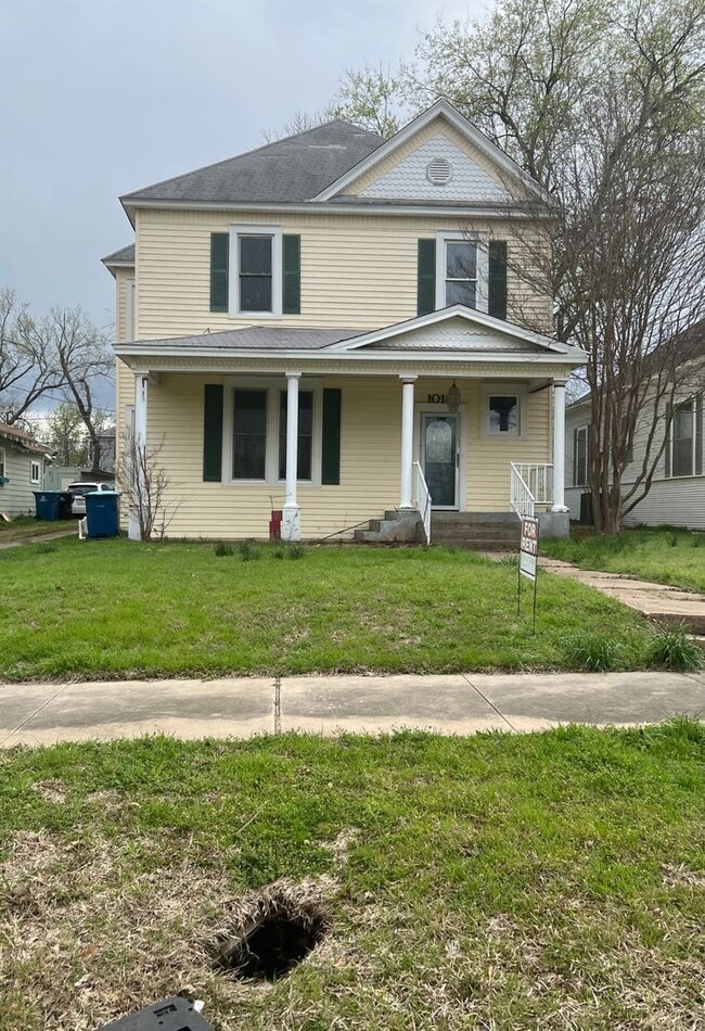 Photo - 4 Bed 2 Bath LARGE Home FOR RENT