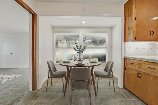 Photo - 502 Sunrise Cir