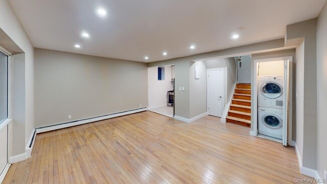 Photo - 67-39 Clyde St