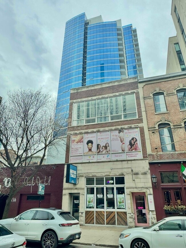 Building Photo - 738 N Clark St Unit #3