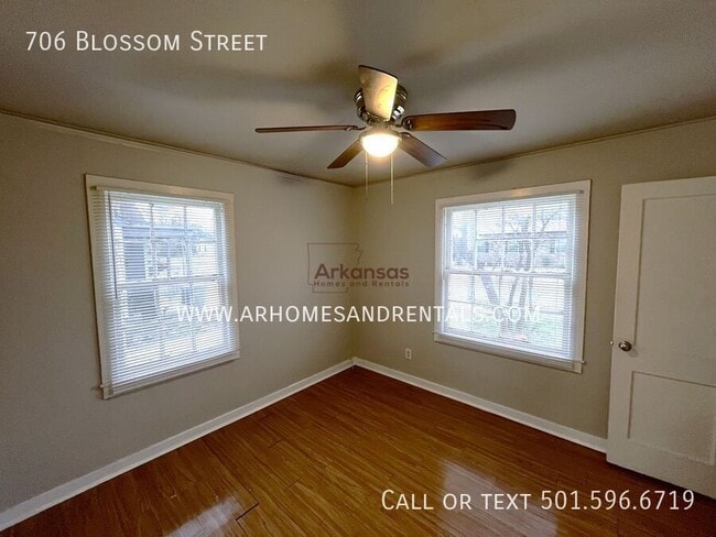 Photo - 706 Blossom St