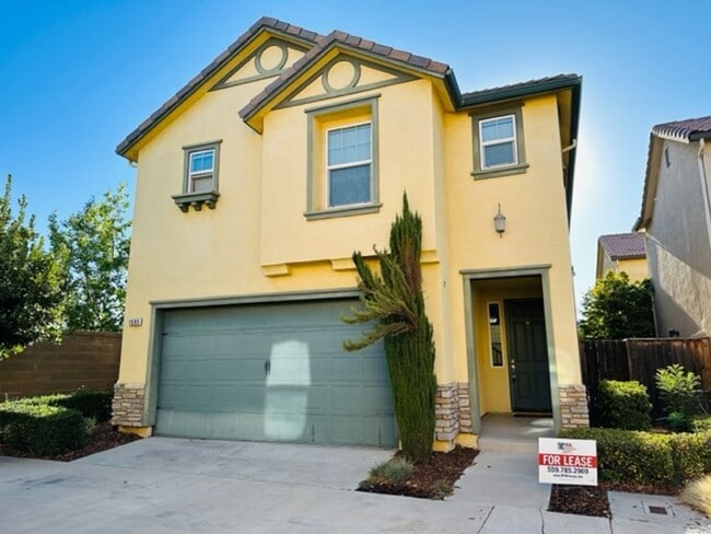 Building Photo - $2,150 Harlan Ranch, 3 bd/ 2.5 bath - N. S...