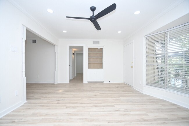 Building Photo - 800 Post Oak Blvd Unit 42