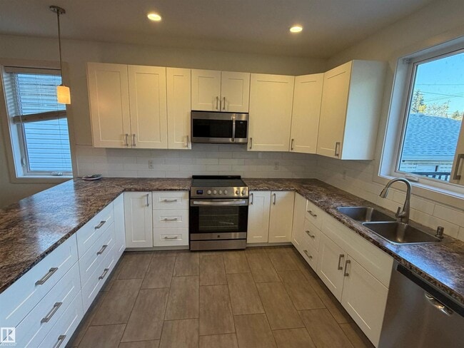 Photo - #main floor 9645 150 ST NW NW